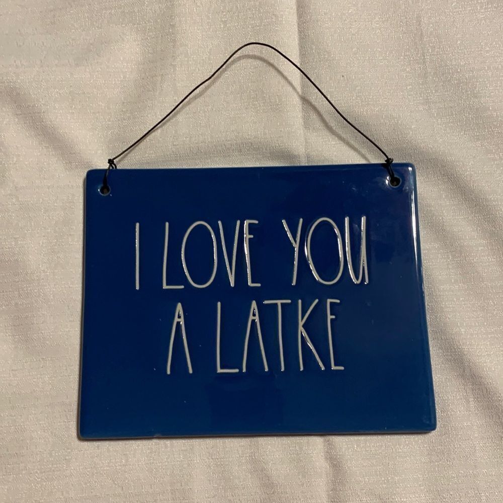 Rae Dunn, "I love you a lakte". Accent piece with wire hanger